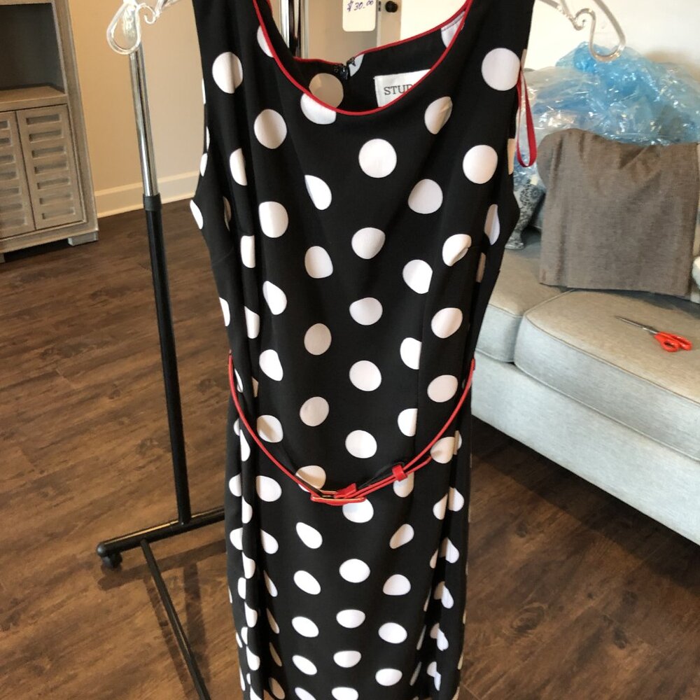 BLACK AND WHITE DRESS, VERY ELEGANT  SIZE 8 MADE BY STUDIO ONE (SIZE 8)